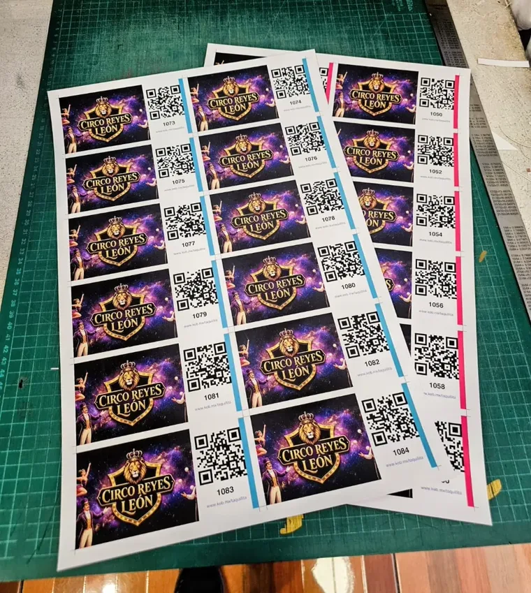 Pliego de boletos impresos con QR y folios, listo para cortar